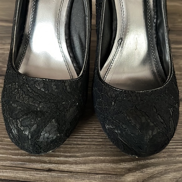LE CHATEAU Black Lace Close Toe Heels - Picture 3 of 8